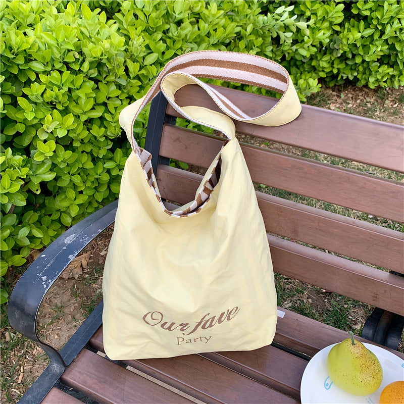 Casual large-capacity striped canvas bag women's 2025 new commuter shoulder bag lightweight versatile tote bucket bag