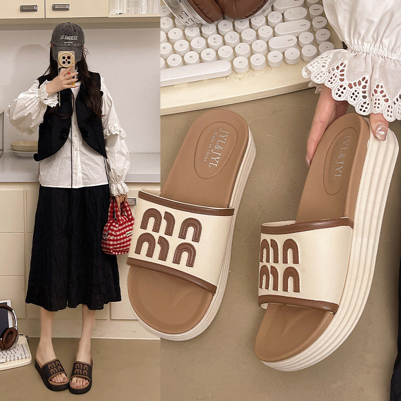 Women's flip-flops summer 2025 new fashion indoor internet celebrity outwear thick solenon-slip beach stomping on shit feeling cool slippers
