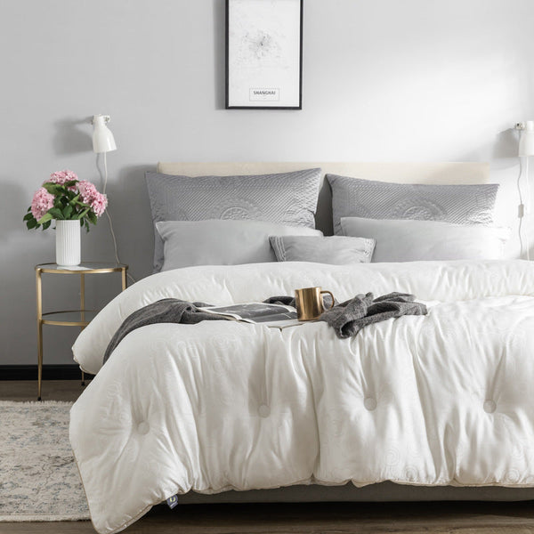 The new high-end cashmere protein quilt is extremely soft, with a quilt core of 80 cashmere protein jacquard DuPont bacteria reduction technology