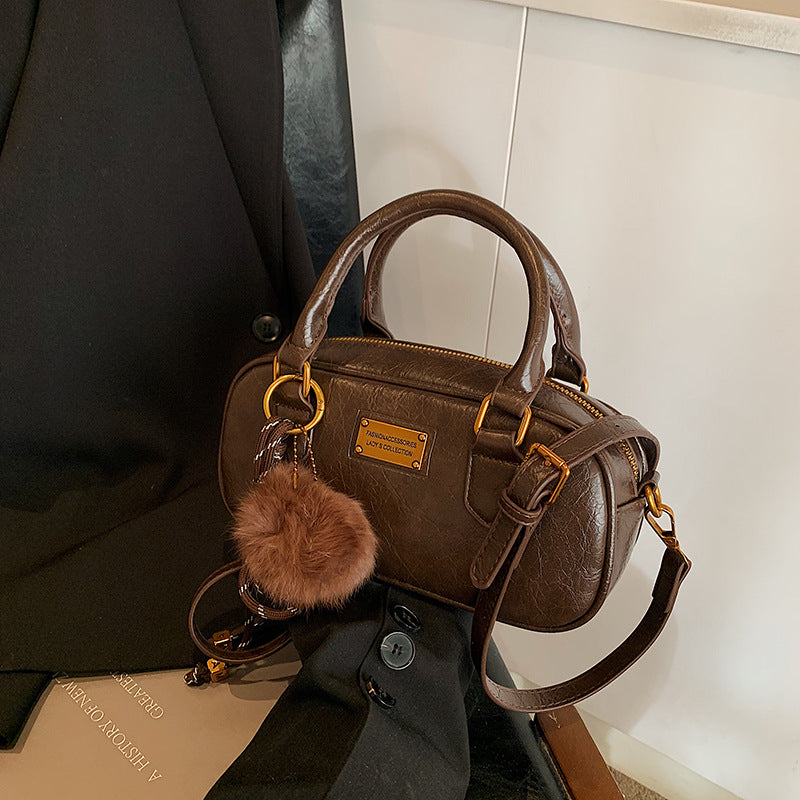 Bowling bag women's new models are popular this year, fashionable retro casual commuting shoulder bag, high-end messenger bag