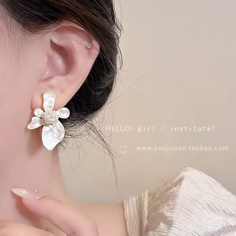 Super fairy french stereo flower circle earrings for women 2026 new style pearl earrings retroniche stylesense of design earrings