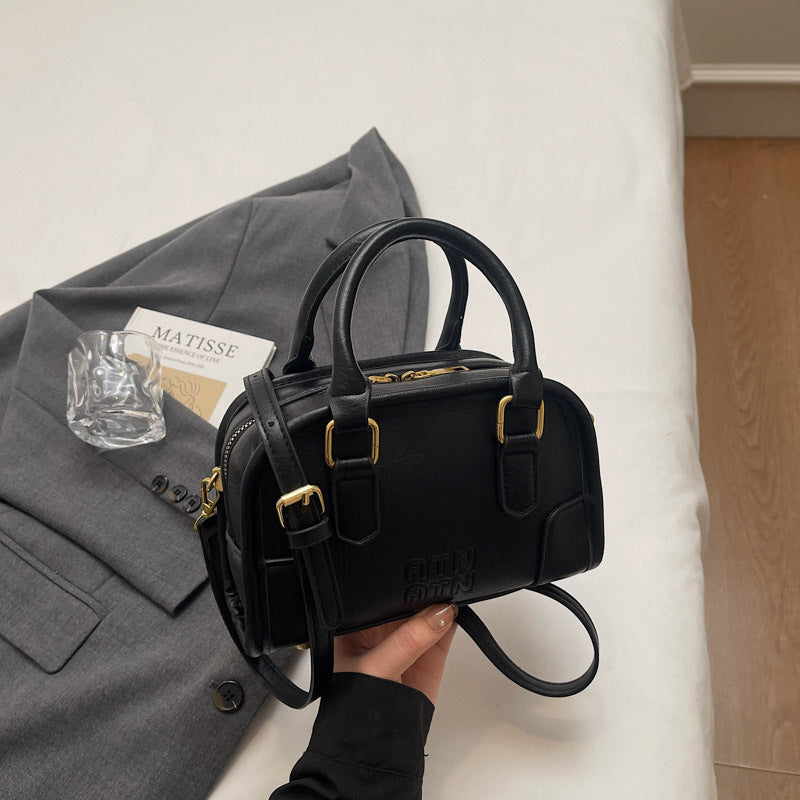 French retro handbag women's bag new 2026 trendy versatile crossbody bag high-end texture work shoulder bag