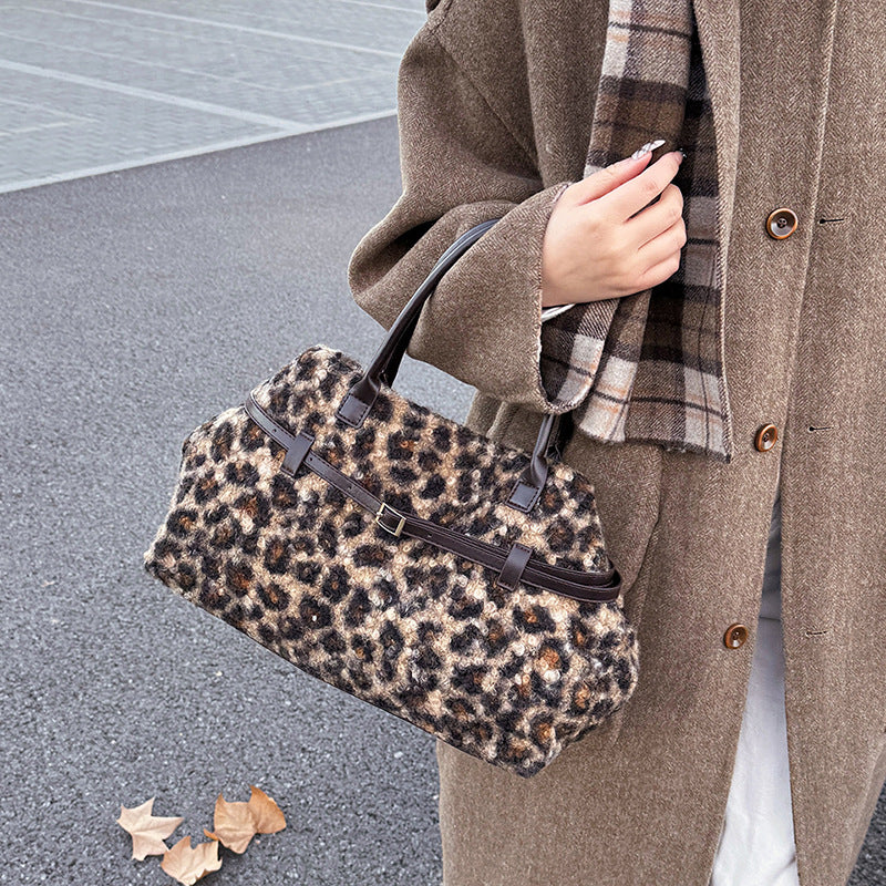 Retro casual European and American fashion personalized handbag 2025 autumn and winter new trend leopard print shoulder messenger bag