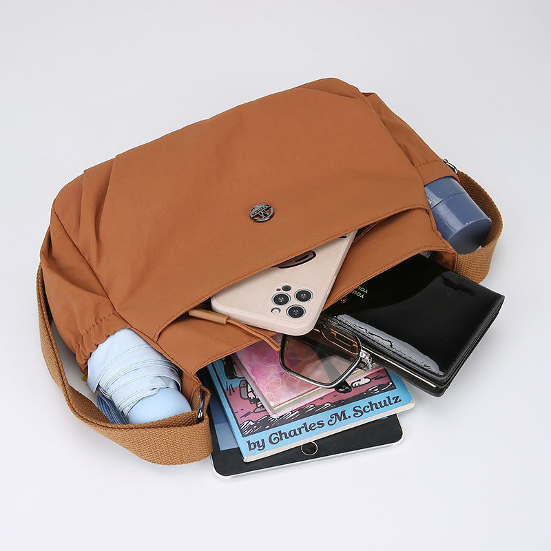 Simple new solid color shoulder bag women's light casual versatile outdoor small square bag fashionable commuter pleated messenger bag