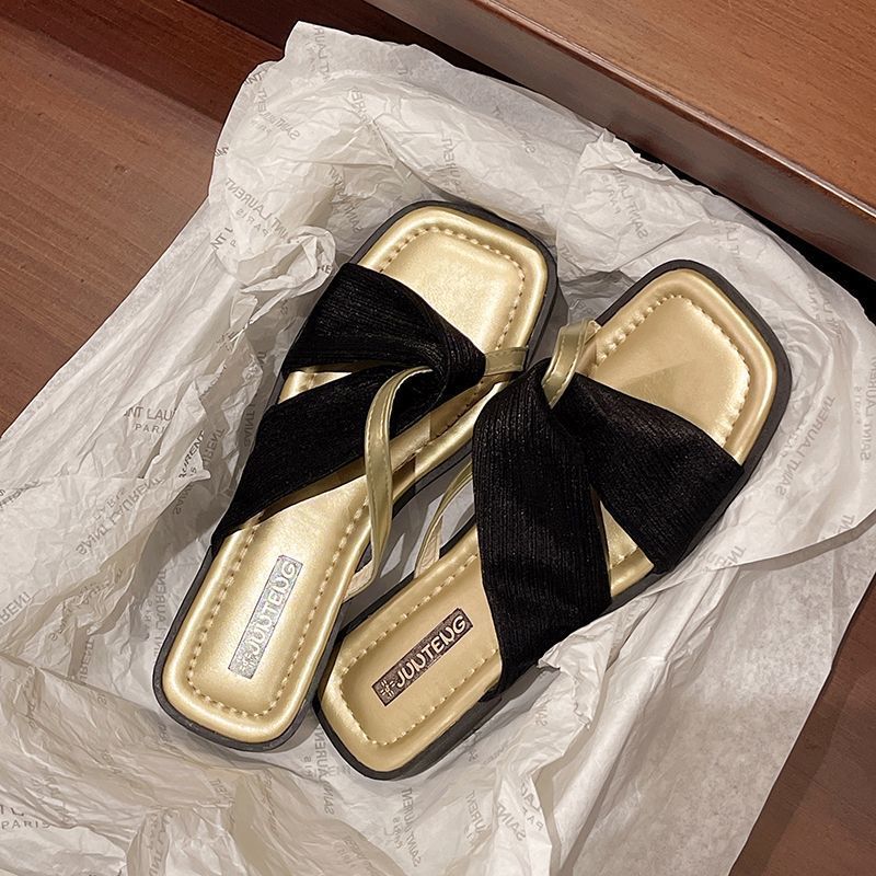 High sense French Internet celebrity 2024 new niche super fire with skirt sandals small fragrant slippers women's spring wear