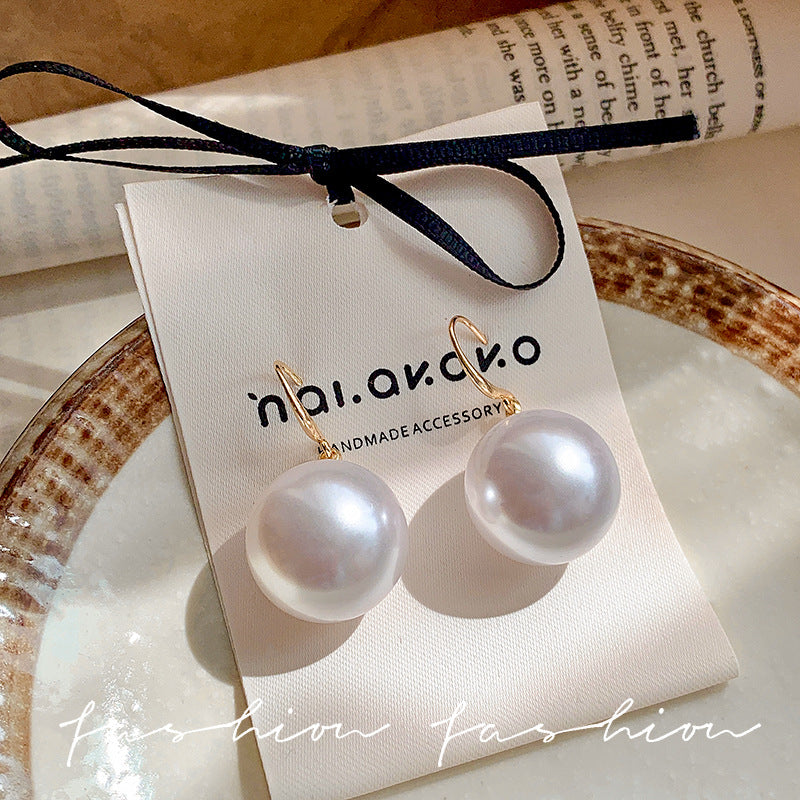 French style large pearl earrings - niche, vintage-inspired, light luxury design. high-end ear hooks, minimalist, elegant, and versatile fashion earrings