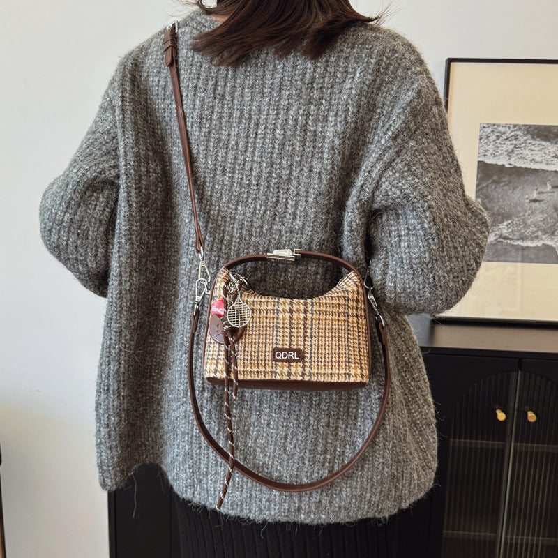 Retro woolen shoulder bag women's bag 2025 winter new foreign style ins commuter fashion chain messenger bag