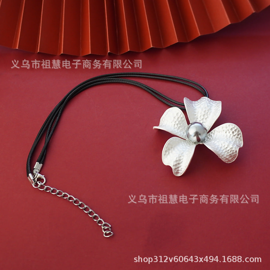 Classic leather chain clasp faux pearl pendant with floral, starfish, and seashell design – perfect for women's gatherings