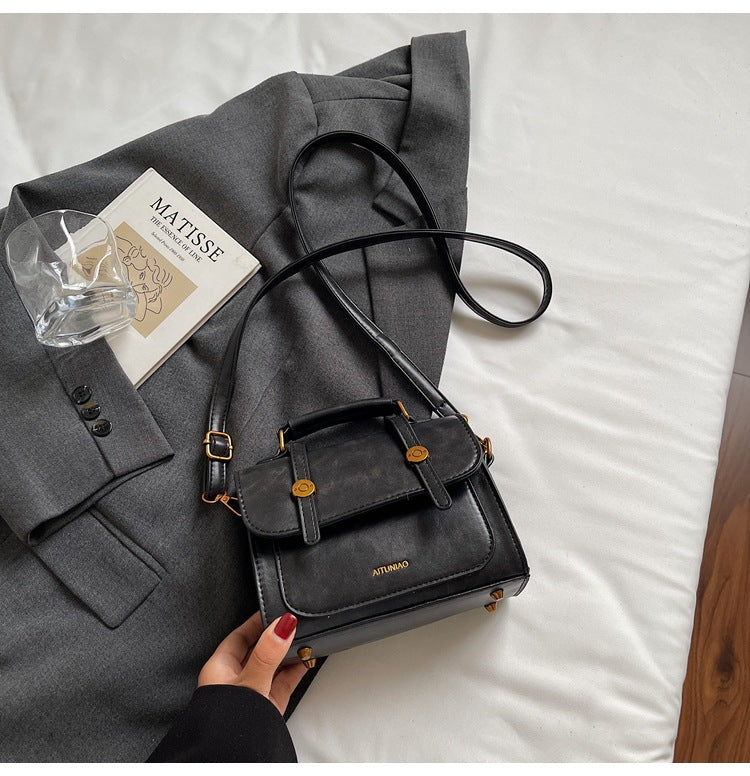 High-end retro small bag for women 2025 autumn new arrivalniche styleeasiest for match small square bag super popular light luxury shoulder satchel bag