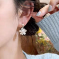 High-end silver flower earrings for women, niche design, exquisite and popular earrings, versatile and slimming, elegant earrings for women