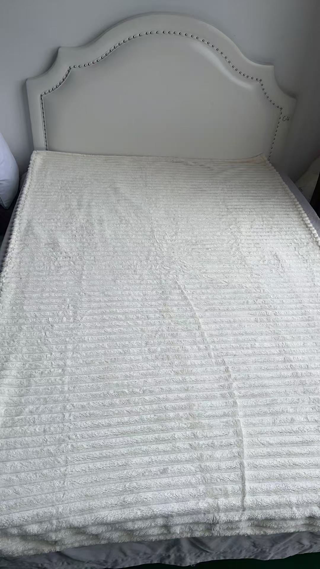 The new plush blanket 150 * 200 handles the missing price of 30 yuan with free shipping, and does not support return or exchange.