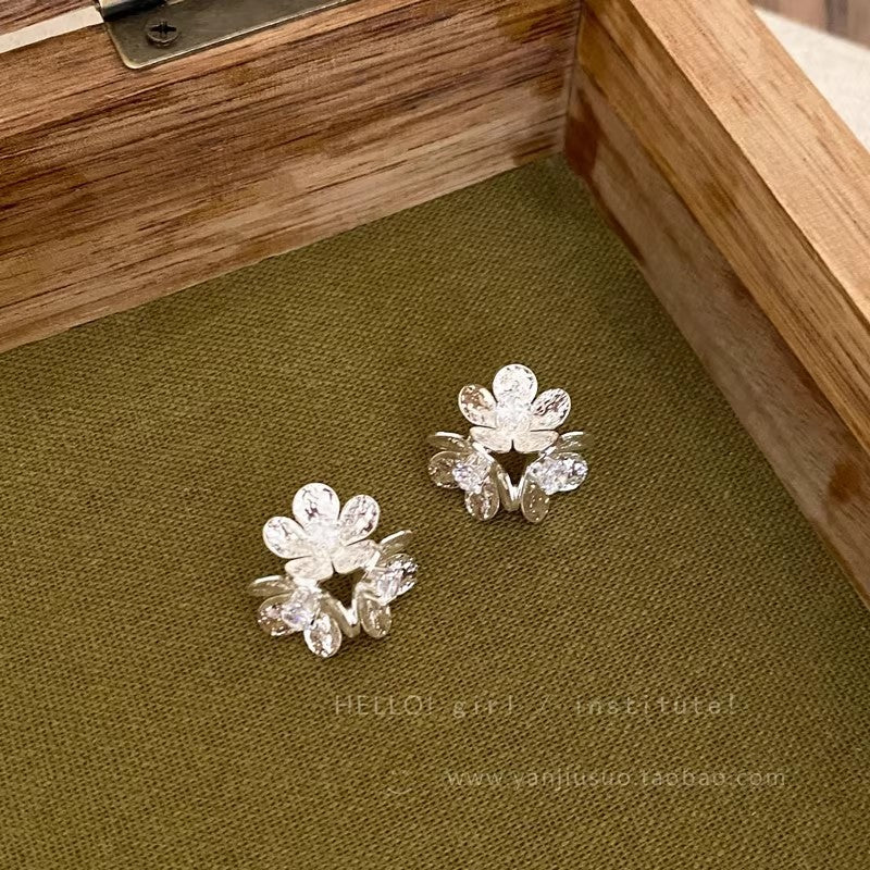 Textured zircon flower stud earrings - women's high-end unique design earrings - 2026 new spring/summer elegant ear jewelry