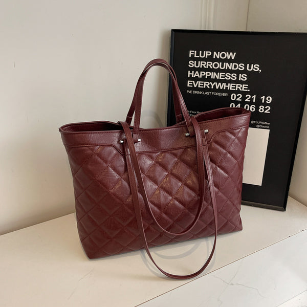 This year, large-capacity tote bags are popular. 2025 winter new simple retro handbags are fashionable and versatile shoulder bags.