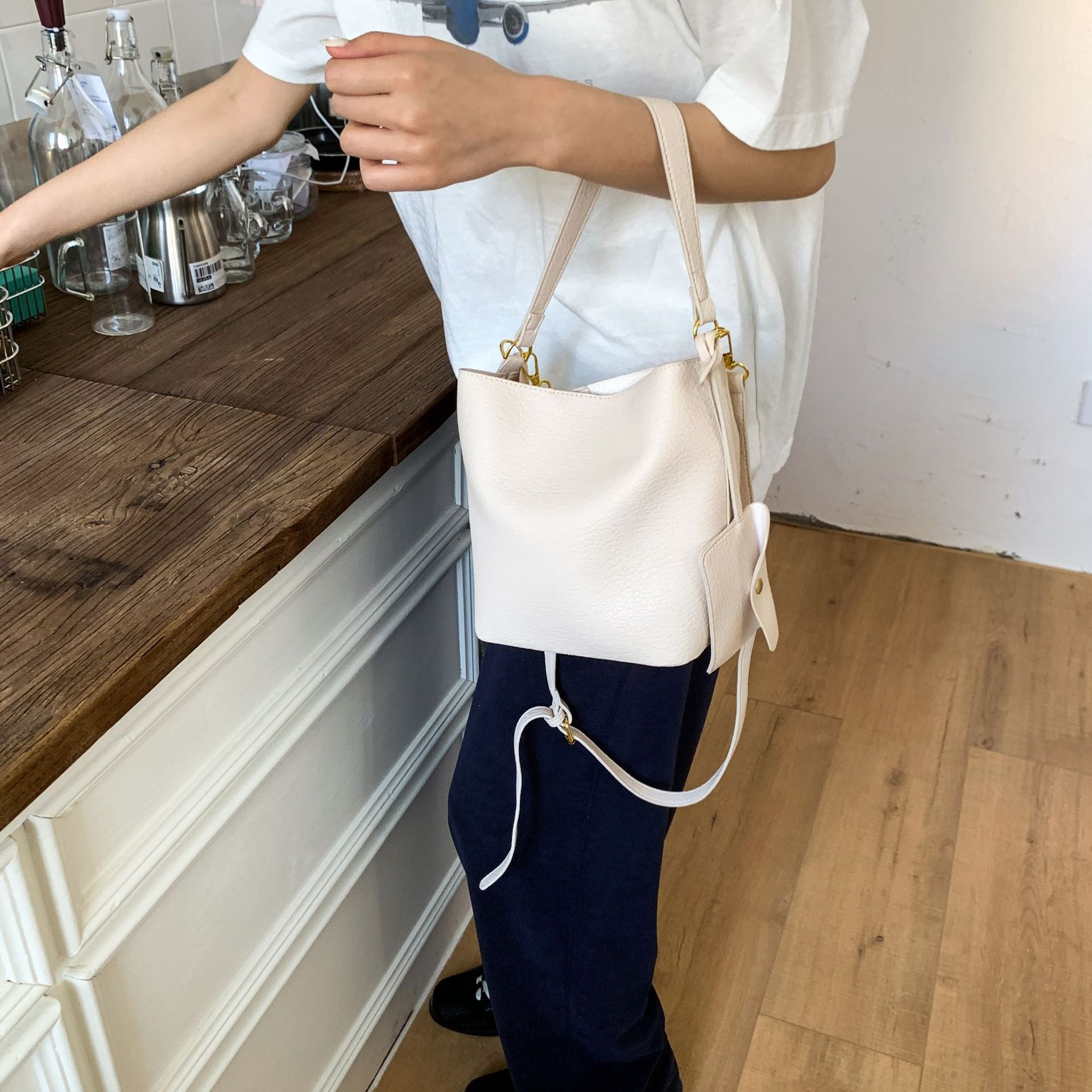 Retro bucket bag women's 2025 new fashion lychee pattern large capacity commuting shoulder bag fashionable literary and artistic child and mother bag