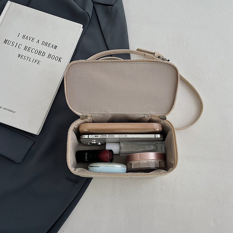 Simple casual messenger bag,  new fashion commuter trend box bag, Korean version of high-end versatile handbag