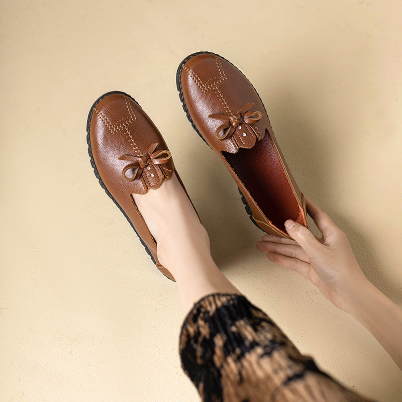 Comfortable leather shoes for middle-aged and elderly women - soft sole, flat, wear-resistant, waterproof, spring/autumn style - grandma shoes
