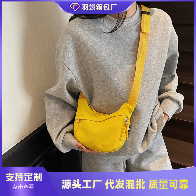 Foreign trade casual dumpling bag women's new lightweight messenger bag outdoor sports shoulder bag versatile commuter mobile phone bag