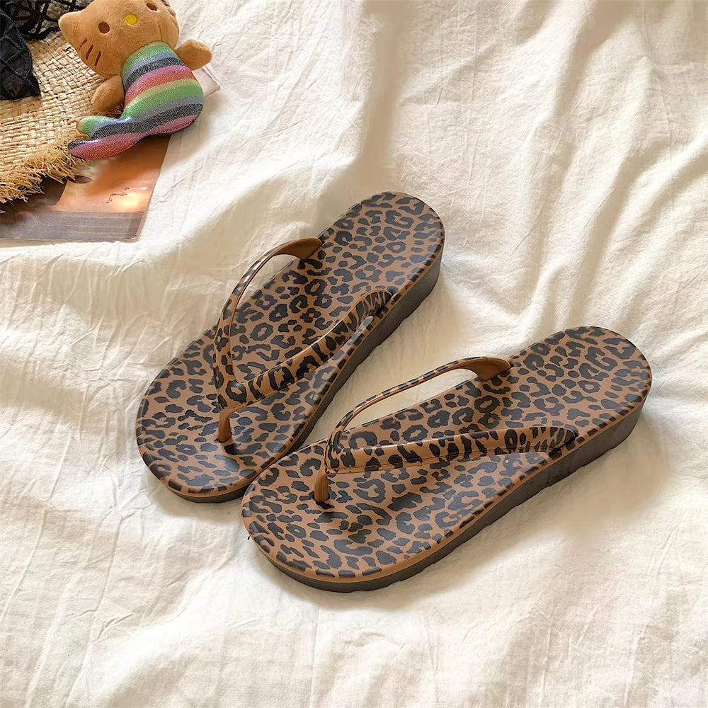 Trendy leopard print flip-flops for women, summer outdoor wear, 2026 new wedge heel platform non-slip beach sandals