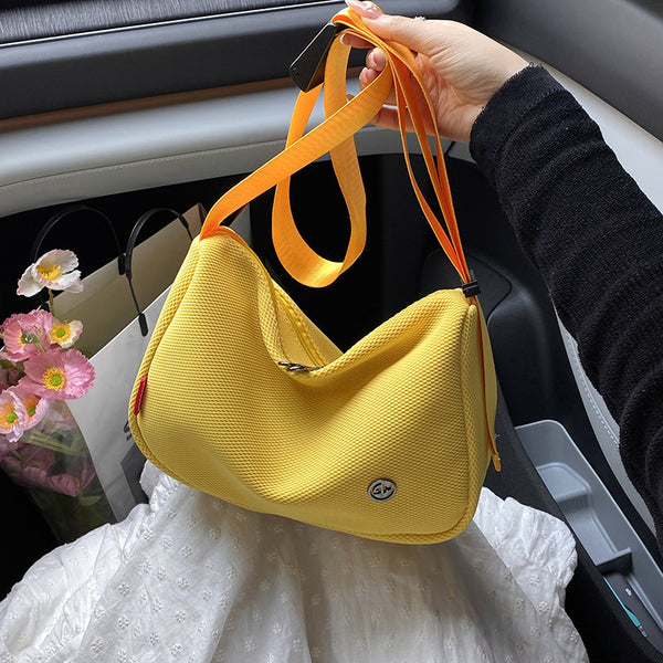 Korean version of casual bag women's 2025 new lightweight and simple shoulder pillow bag Macaron commuter messenger bag tide