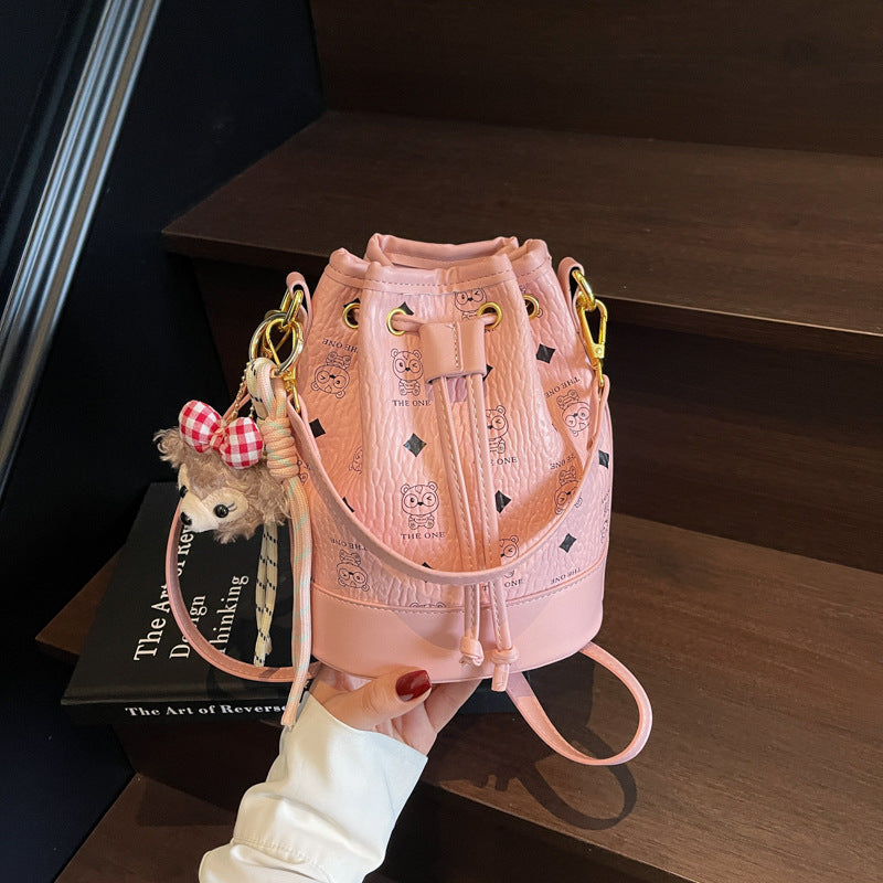 High-end fashion bucket bag  new large-capacity trend casual shoulder bag commuter versatile messenger bag women