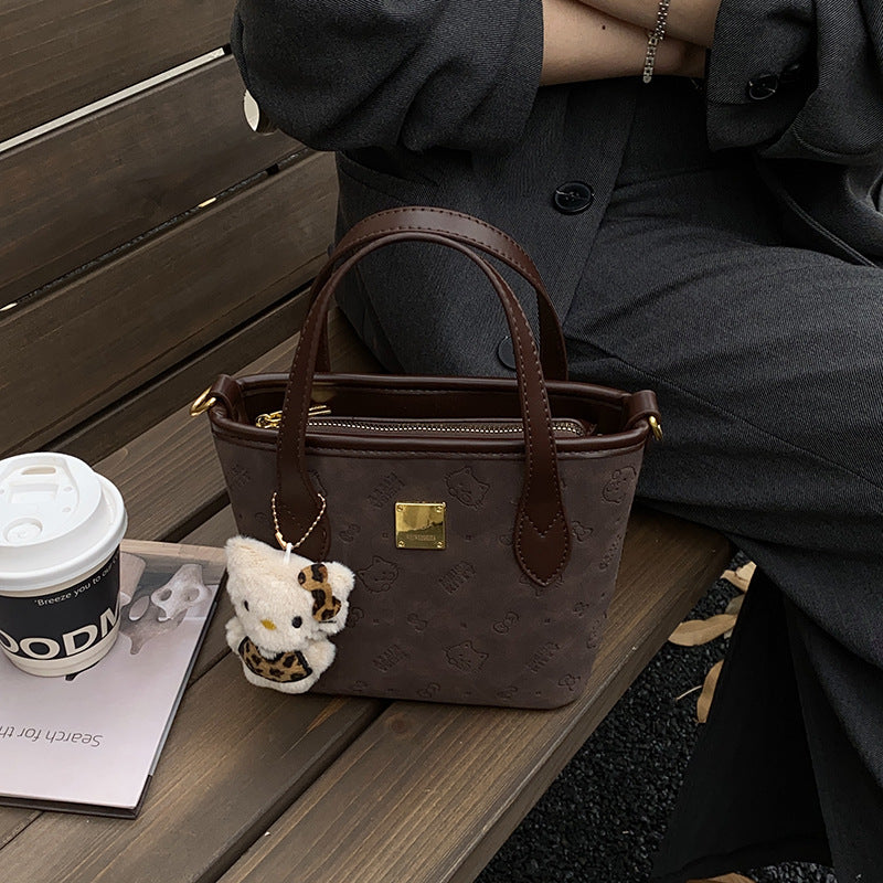 Simple and stylish crossbody bucket bag, 2025 autumn/winter vintage-inspired commuter casual bag, understated luxury niche handbag, shoulder bag