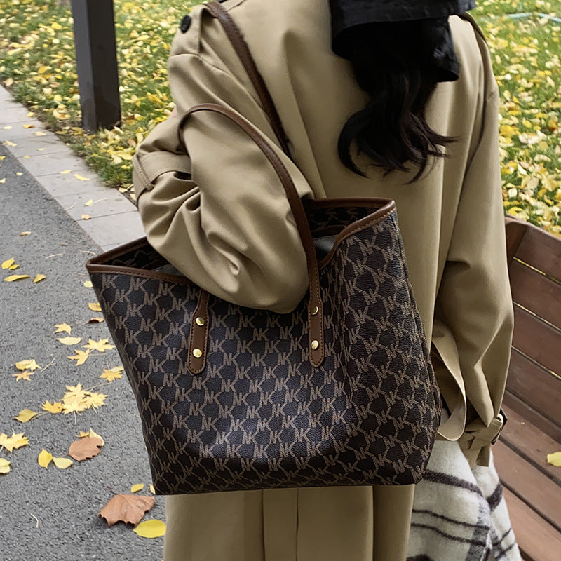 Simple commuter texture, shoulder bag for women 2025 is popular and fashionable this year, and the new underarm bag for women in winter is tote bag.