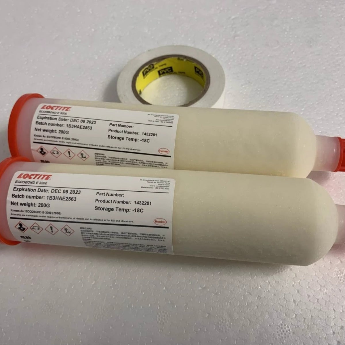 A piece of Loctite E3200 ink cartridge chip is packed with 30CC white glue, and Loctite E3200 epoxy resin glue.