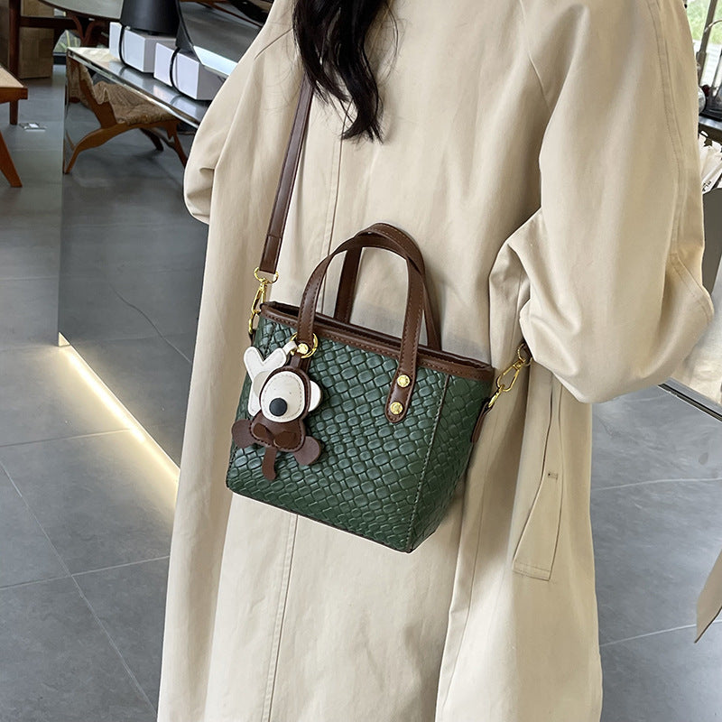 Simple foreign style portable bucket bag women's new fashion woven shoulder messenger bag contrasting color commuter small bag