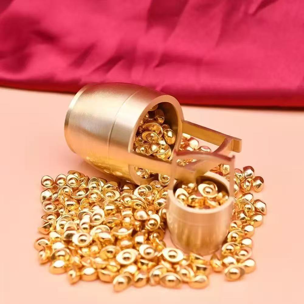 A bucket of gold car pendant retro brass car hanging lion painted car rearview mirror high-end car interior decoration pendant
