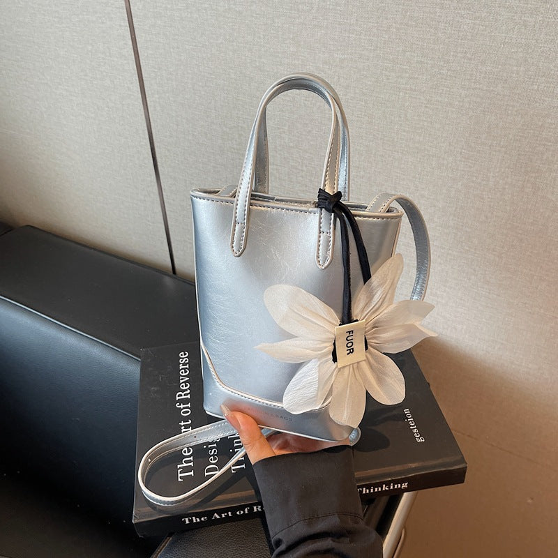 Cross-border exquisite flower mobile phone bag 2025 new women's summer trend popular bucket bag premium texture messenger bag