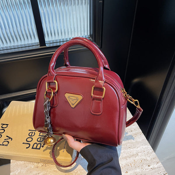 Premium sense retro small bag women 2025 new autumn and winter popular versatile messenger bag super fire portable bowling bag