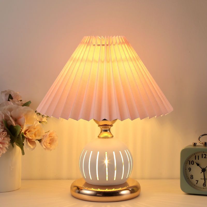 Table lamp bedroom ins girl bedside night light Nordic retro pleated gift Internet celebrity table lamp wedding feeding lamp
