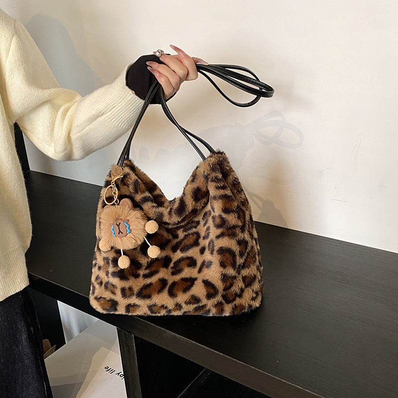 Simple and large-capacity bag 2025 new trendy and fashionable leopard print plush tote bag atmospheric fluff shoulder three-purpose bag