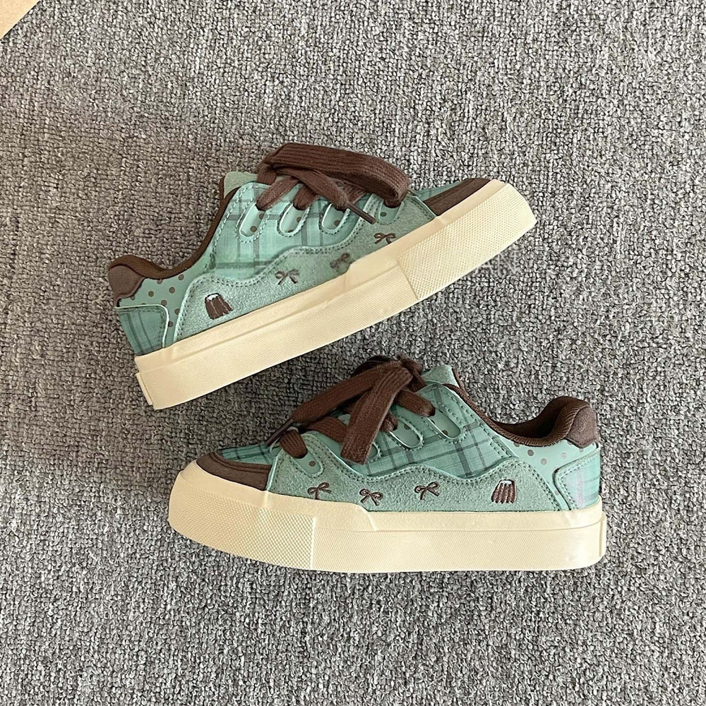 Women's white sneakers: new 2025 autumn collection - versatile platform sneakers for students, perfect with skirts, unique design, thick sole, athletic & casual style