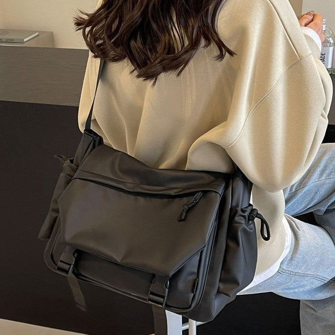 Cross-border popular trendy brand men's and women's messenger bags, locomotive bags, leather film shoulder bags, fashionable and versatile students, class mailman bags
