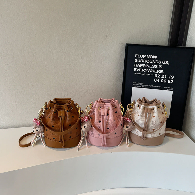 High-end fashion bucket bag  new large-capacity trend casual shoulder bag commuter versatile messenger bag women