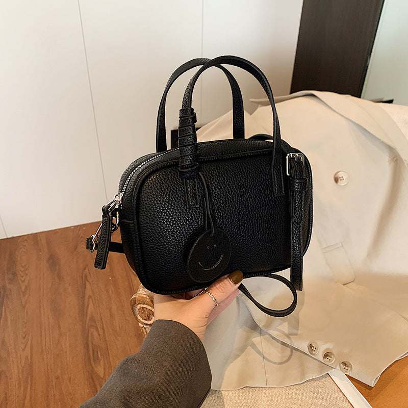 Fashion shoulder bag new simple casual commuter messenger bag  Korean version of high-end sense foreign versatile bag women