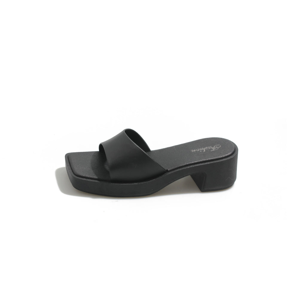 hot-selling 2025 new wedge heel slippers for women, summer outdoor wear, thick-soled, non-slip, fashionable, versatile, mid-heel sandals for export
