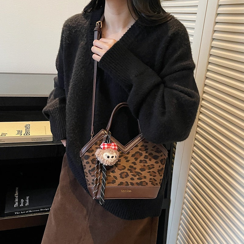 Niche style design fashion large capacity shoulder bag for women 2025new arrivalautumclassy sense work clothingsatchel bucket bag