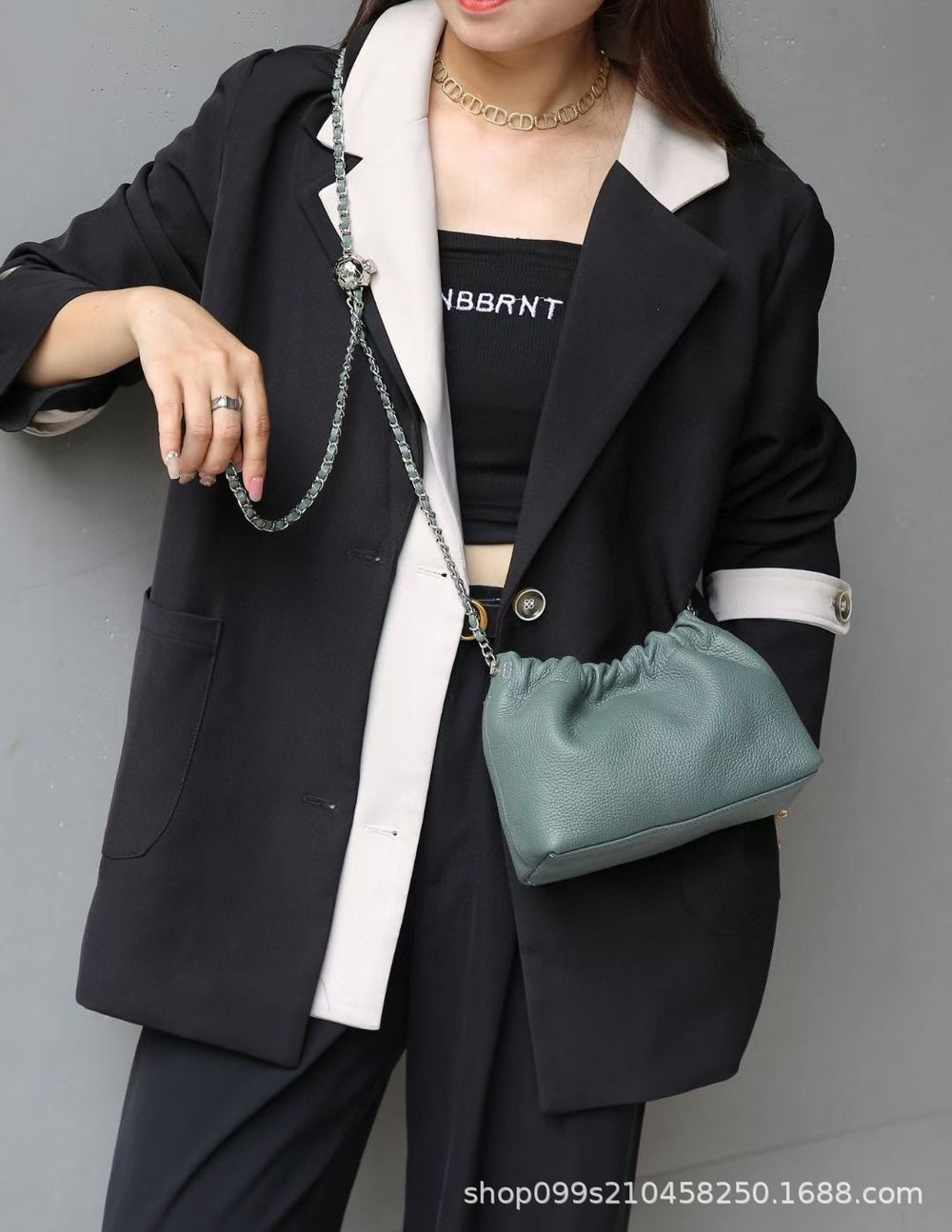 This year's trendy gold chain shoulder bag for women, 2024's new cloud-shaped pleated bag, genuine leather single-shoulder crossbody bag, fashionable