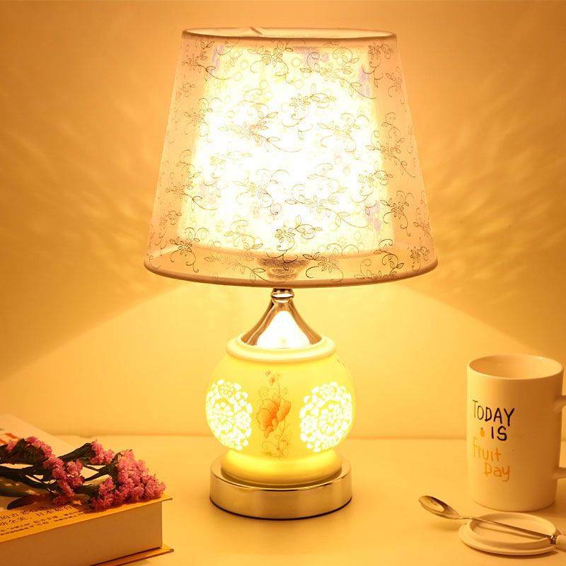 Table lamp creative bedroom bedside lamp personality simple modern warm romantic wedding decoration dimmable night light