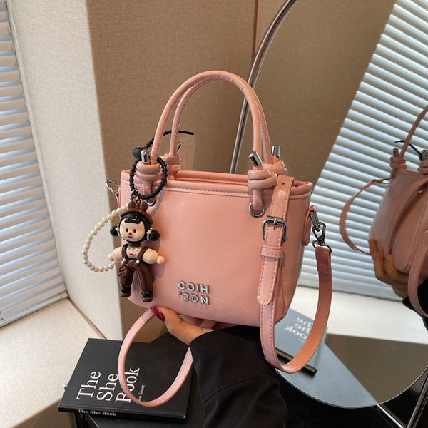 Premium sense hand carry trendy bucket bag 2025 summer new retro fashion shoulder bag to work commuter messenger bag