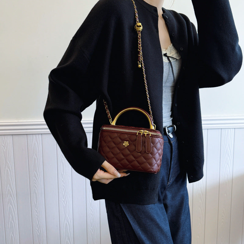 Hand carrying retro fashion bucket bag women's 2025 new Xiaoxiangfeng diamond chain shoulder bag versatile messenger bag