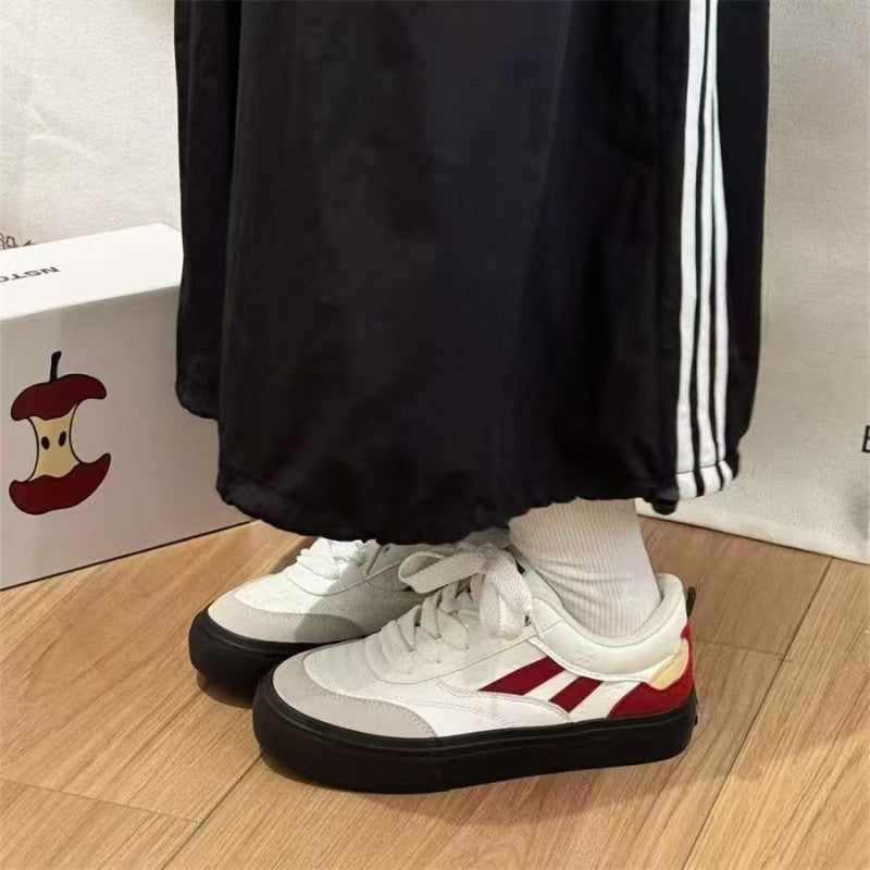 Women's fall/winter white sneakers: versatile chic niche style, 2026 new arrivals, perfect with wide-leg pants, athletic casual skate shoes