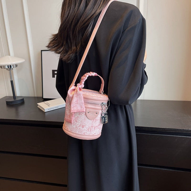 High sense fashion casual niche texture bucket bag 2025 new women's bag trend versatile Internet celebrity messenger bag women