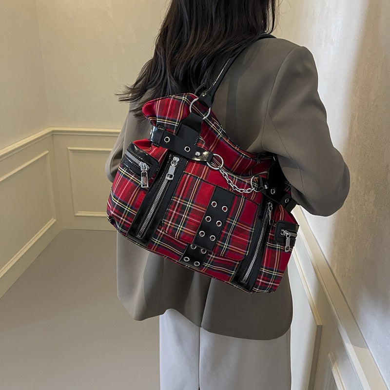 Cross-border dark heavy industry rivet tote bag niche design large capacity lattice shoulder messenger bag trend locomotive bag