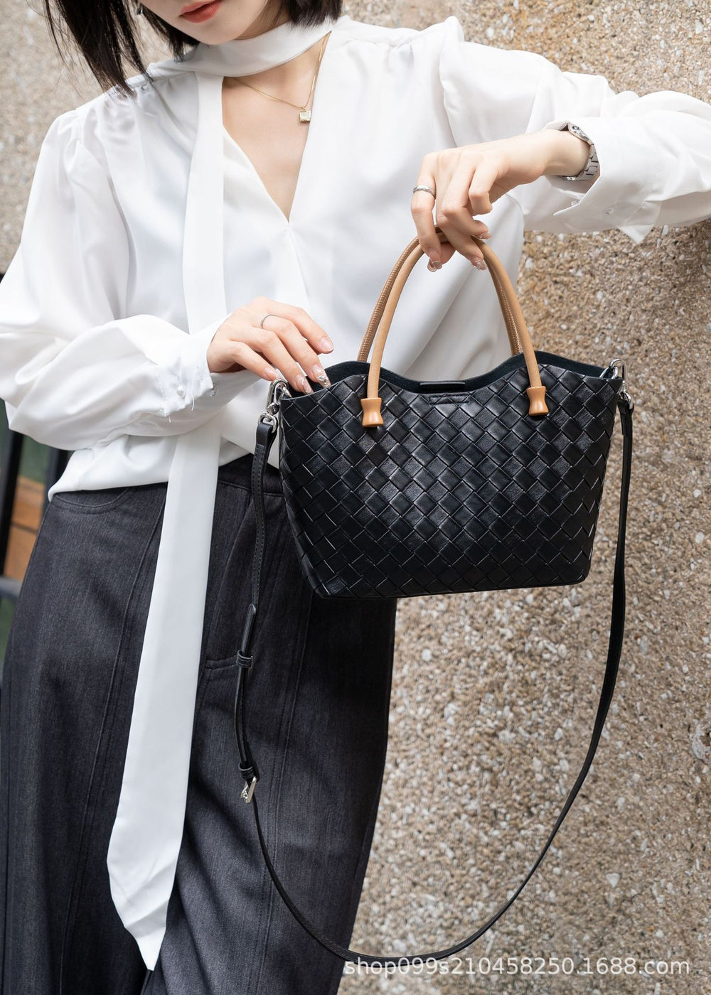 Elegant large-capacity niche style women's genuine leather satchel bag new arrivalins crossbody bag women's summer cowhide classy sense of woven