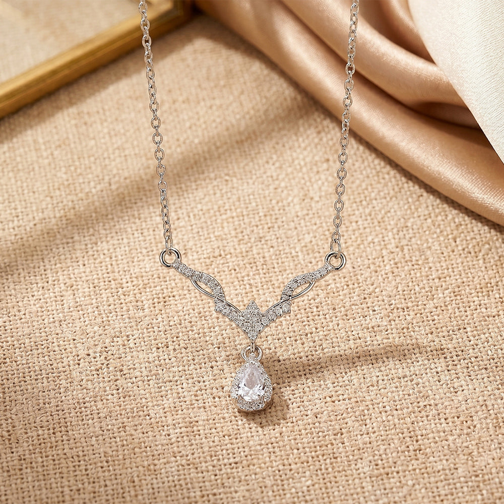 Hot-selling japanese and korean style cubic zirconia teardrop necklace. lightweight luxury, niche design, high-end and elegant, non-tarnishing choker for women