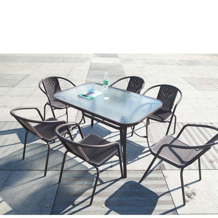 Outdoor table and chair set with umbrella, sunshade, perfect for outdoor cafes, bubble tea shops, and casual outdoor seating. features a wrought iron frame and rattan chairs, ideal for patios and gardens