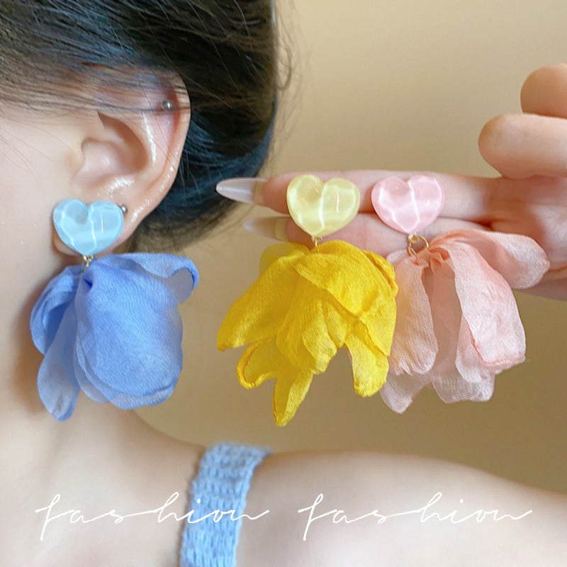 Beachy heart petal earrings - ethereal, high-end, sweet studs for a flattering and chic look (suitable for round faces)